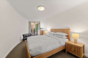 1 bedroom, desk, WiFi, bed sheets - Central Apartment with Underground Parking (Braddon)