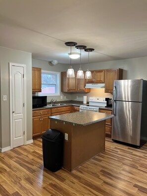 Frigorífico, microondas, horno y placa de cocina