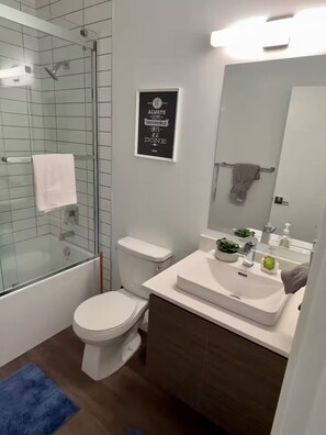 Dusj, hårføner, håndklær og såpe