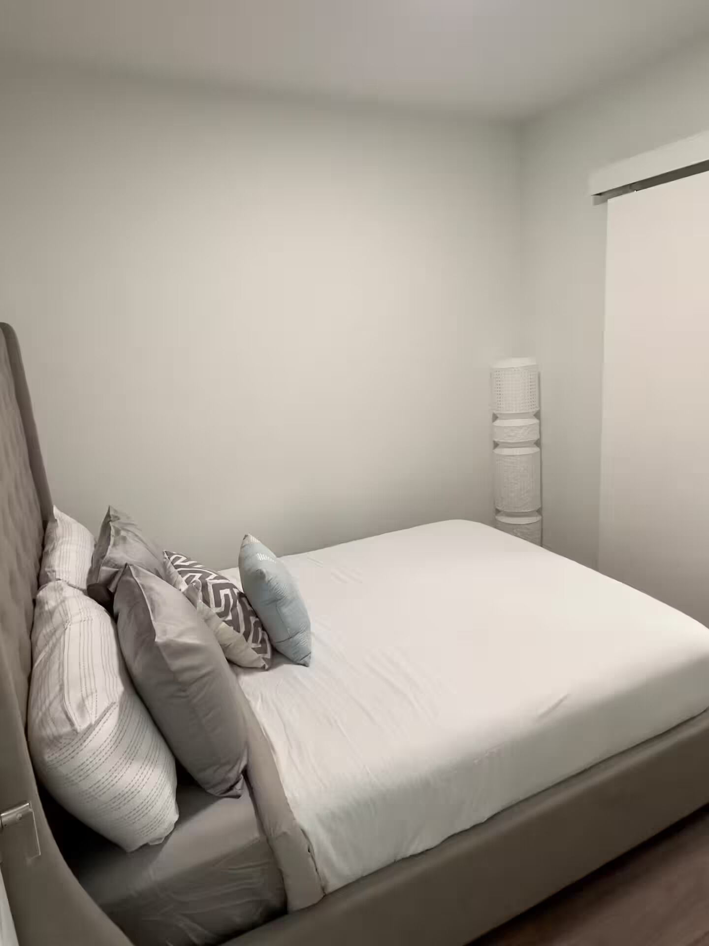 Tabla de planchar con plancha, wifi y ropa de cama 