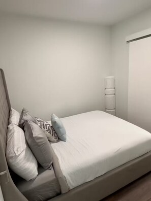 Tabla de planchar con plancha, wifi y ropa de cama