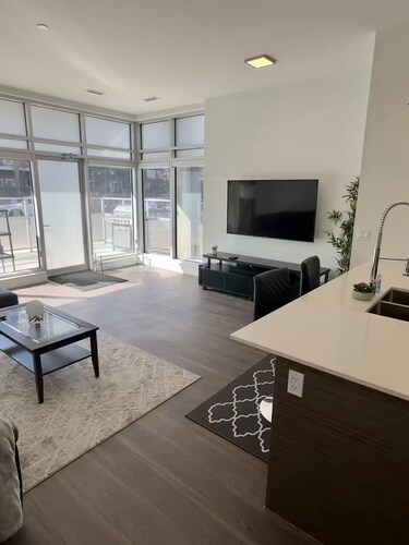 Luxury 1BR suite, 10 ft ceiling, 5 mins from Dt