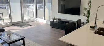Luxury 1BR suite, 10 ft ceiling, 5 mins from Dt