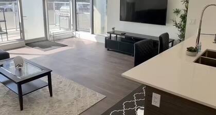 Luxury 1BR suite, 10 ft ceiling, 5 mins from Dt