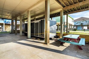 Outdoor dining - Easy Gulf-View Retreat w/ Big Deck, Outdoor Shower & Fish Station (Bolivar Peninsula)