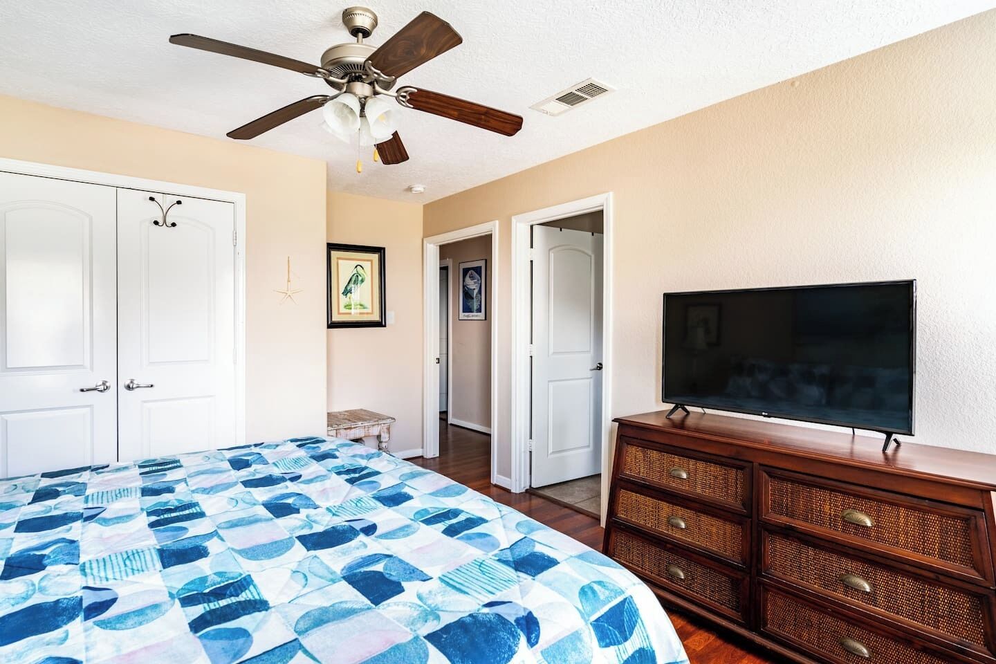 3 bedrooms, iron/ironing board, WiFi, bed sheets