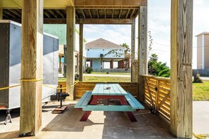 Outdoor dining - Easy Gulf-View Retreat w/ Big Deck, Outdoor Shower & Fish Station (Bolivar Peninsula)