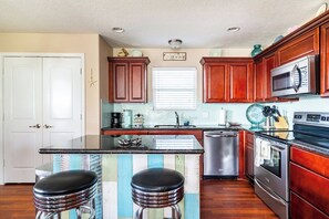 冷蔵庫、電子レンジ、オーブン、コンロ