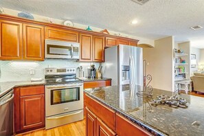 Een koelkast, een microgolfoven, een oven, een kookplaat