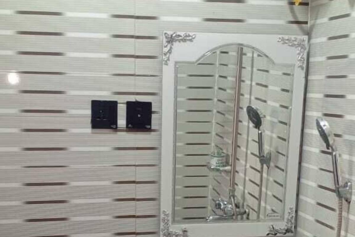 Un baño con lavamanos blanco, inodoro y ducha.