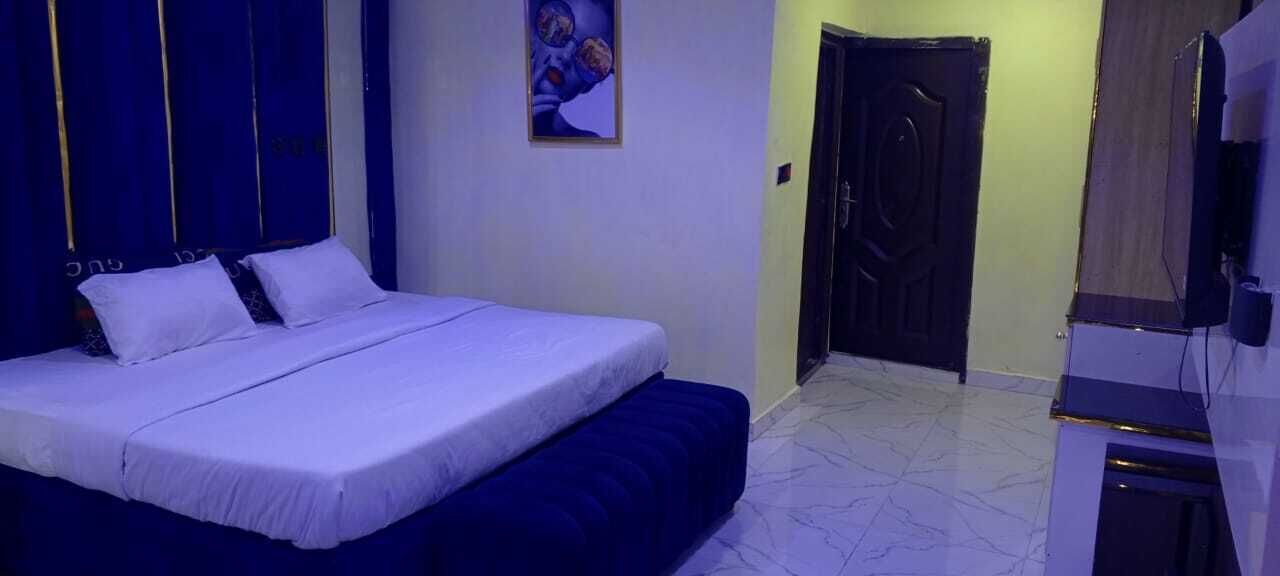 Escritorio, espacio para trabajar con laptop y wifi gratis 