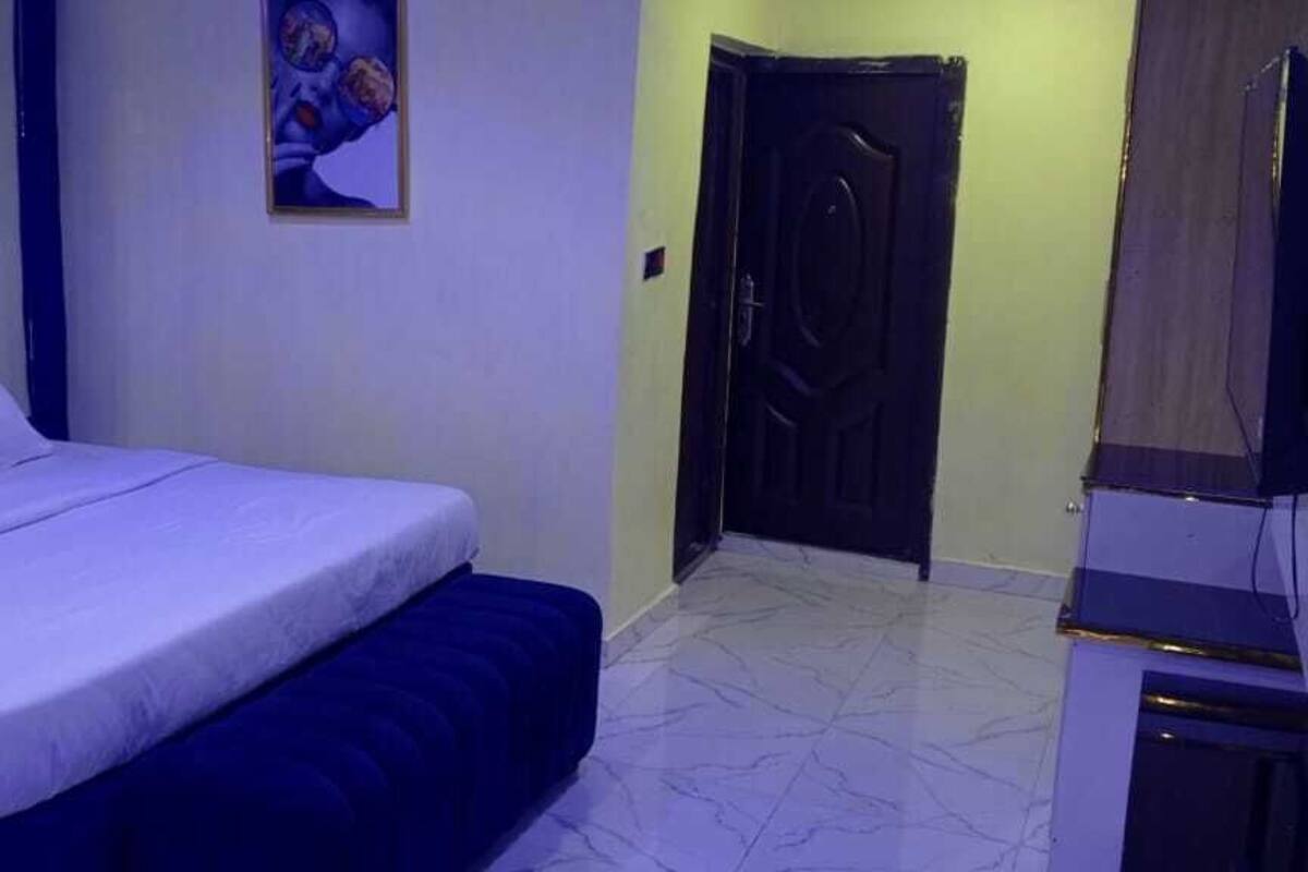 Skrivebord, skrivebord for bærbar PC og wi-fi (inkludert)