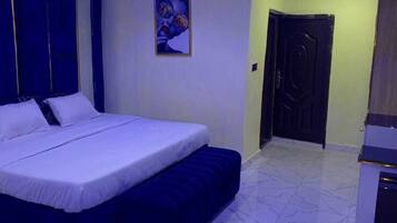 Escritorio, espacio para trabajar con laptop y wifi gratis