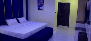 Skrivebord, skrivebord for bærbar PC og wi-fi (inkludert)