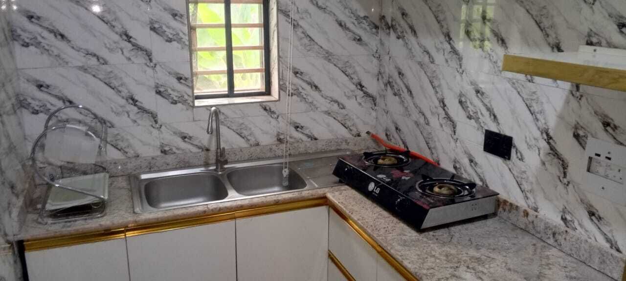 Frigobar, parrilla de estufa y utensilios de cocina 