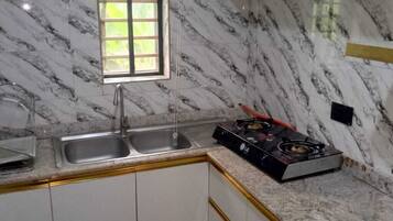 Frigobar, parrilla de estufa y utensilios de cocina