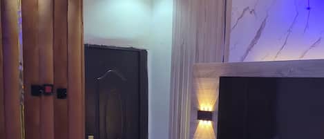 Escritorio, espacio para trabajar con laptop y wifi gratis