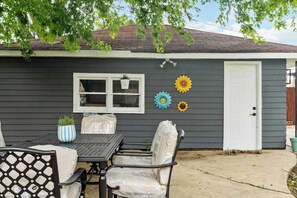 Outdoor dining - Cozy Westchester Retreat Near Chicago & Parks (Westchester)