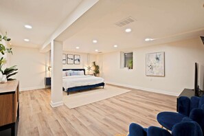 Escrivaninha, ferros/tábuas de passar roupa, Wi-Fi, roupa de cama