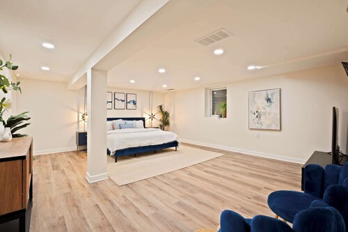 Westchester House | Sleeps 10 | Near Chicago & Parks | Close to Restaurants & Easy Local Transport Access | Long private driveway