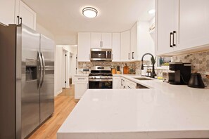 Fridge, microwave, oven, stovetop - Westchester House | Sleeps 10 | Near Chicago & Parks | Close to Restaurants & Easy Local Transport Access | Long private driveway (Westchester)