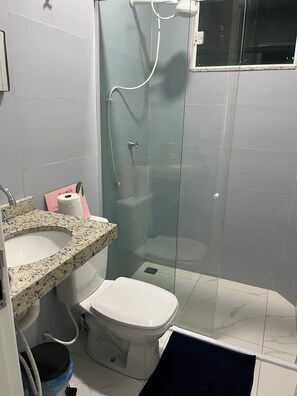 Ducha, toallas, jabón, papel higiénico