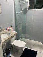Ducha, toallas, jabón y papel higiénico