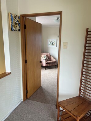 Interior - Artist's Retreat - Apartment Stay for Couples and Creatives (Riwaka)