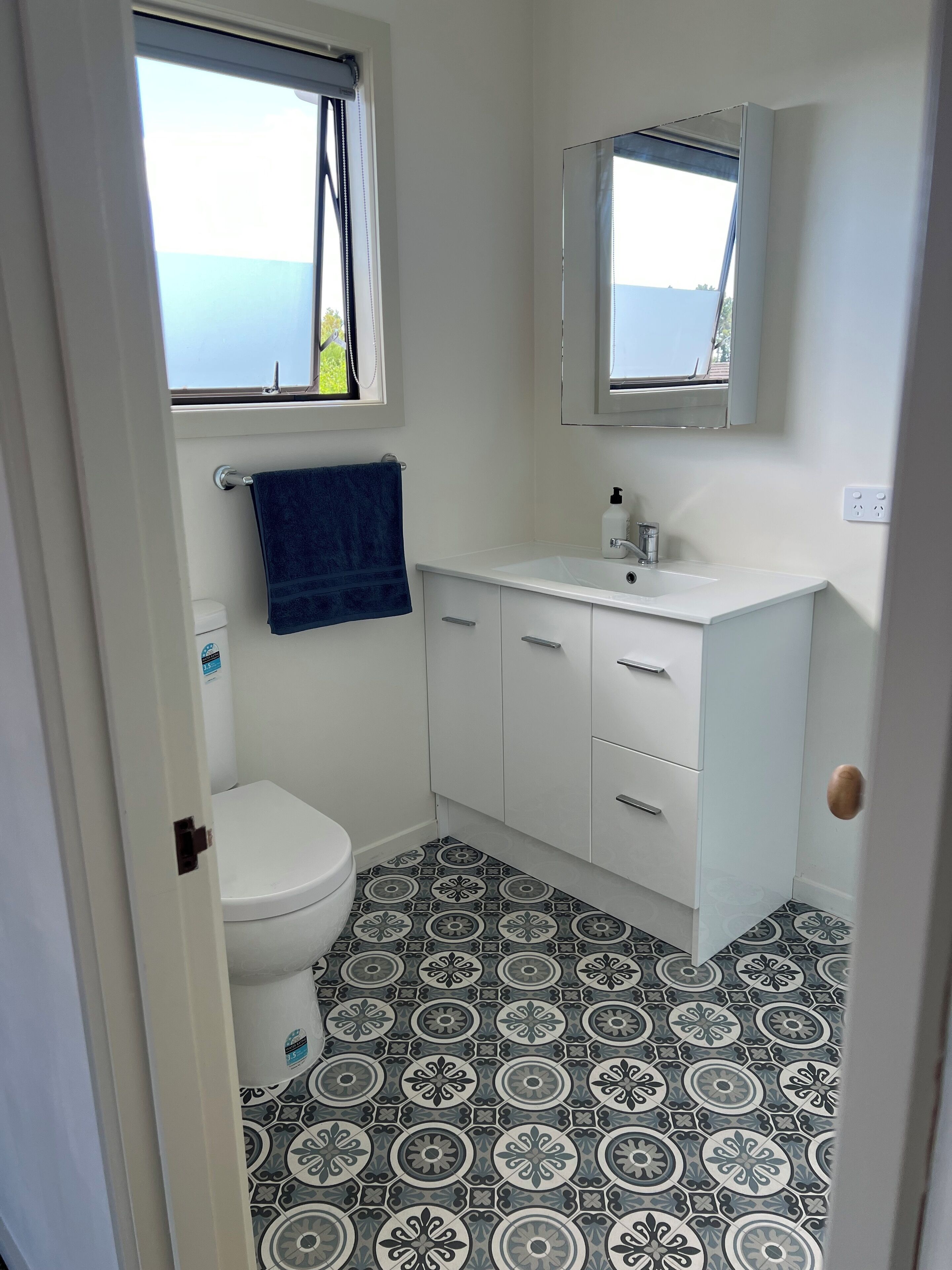 Un bagno con un WC, un lavandino e uno specchio.