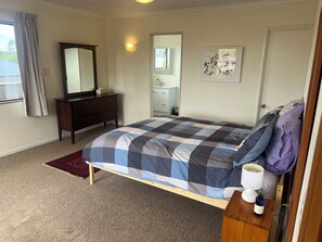 1 bedroom, iron/ironing board, WiFi, bed sheets - Artist's Retreat - Apartment Stay for Couples and Creatives (Riwaka)