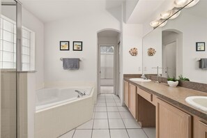 Towels - Cozy 4 Bedroom Home with South Facing Pool & 4 bedroom home (Davenport)