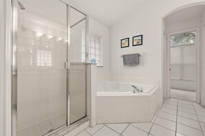 Towels - Cozy 4 Bedroom Home with South Facing Pool & 4 bedroom home (Davenport)