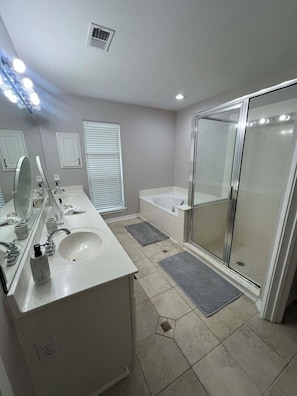 Shower, hair dryer, towels, soap - 4BR San Antonio Home w/ Private Pool Family-Friendly Stay. (San Antonio)