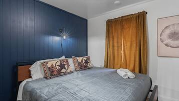 Tabla de planchar con plancha, wifi y ropa de cama