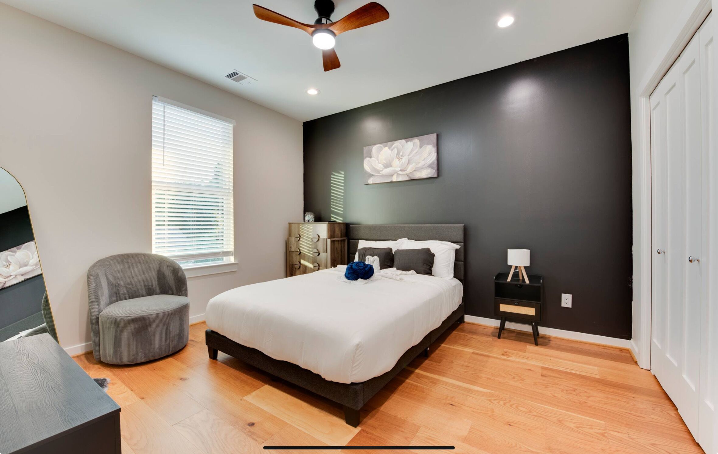 3 habitaciones, tabla de planchar con plancha, wifi y ropa de cama 