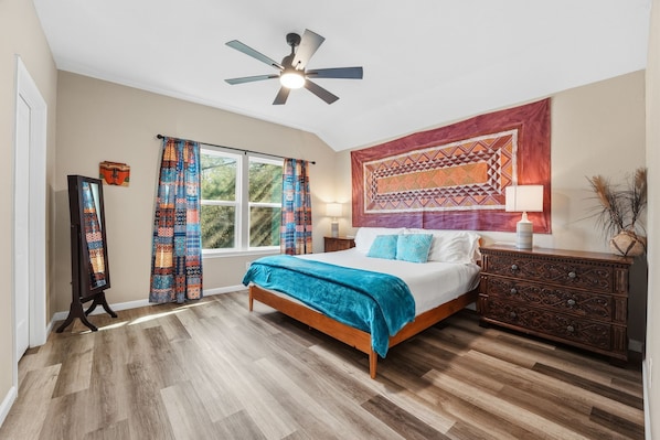 Desk, iron/ironing board, WiFi, bed sheets