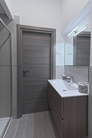 Dusche, Haartrockner, Bidet, Handtücher