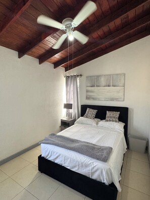 2 bedrooms, in-room safe, iron/ironing board, WiFi - Cozy 2-bedroom house in tranquil West Terrace with AC (West Terrace)
