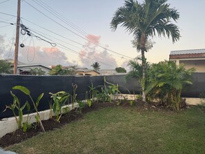 Property grounds - Cozy 2-bedroom house in tranquil West Terrace with AC (West Terrace)