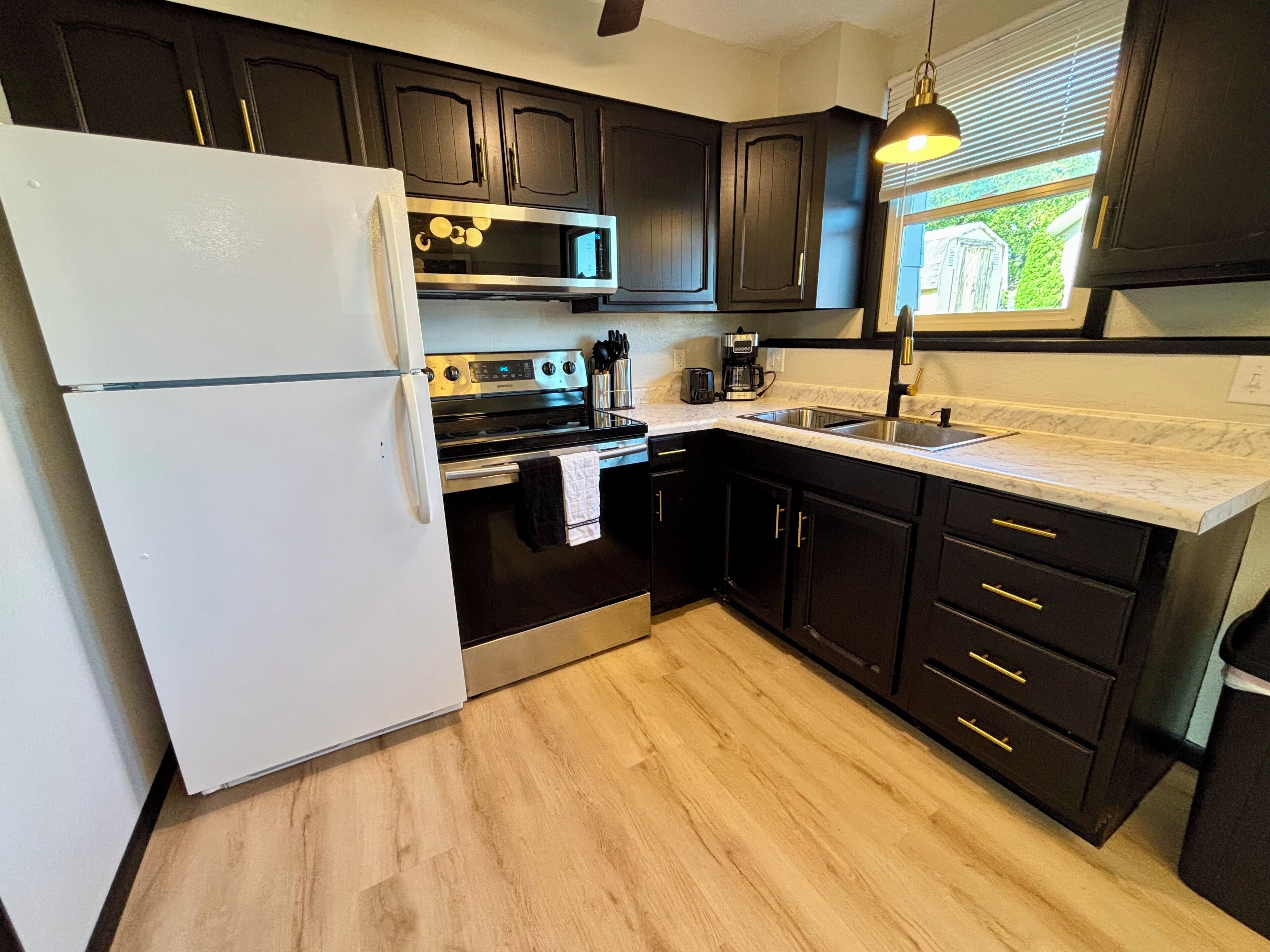 Kylskåp, mikrovågsugn, ugn och spishäll