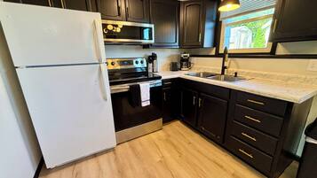 Kylskåp, mikrovågsugn, ugn och spishäll