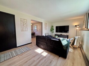 Smart TV - Stylish Clean 2 Bed 1 Bath Center of Grand Forks (Grand Forks)