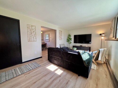 Stylish Clean 2 Bed 1 Bath Center of Grand Forks