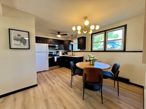 Stylish Clean 2 Bed 1 Bath Center of Grand Forks