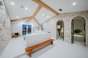 Spa - Malibu Tuscan Villa; Ocean View & Spacious Retreat (Malibu)