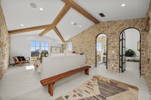 Smart TV, chimenea y tenis de mesa