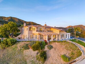 Exterior - Malibu Tuscan Villa; Ocean View & Spacious Retreat (Malibu)