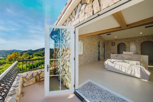 Malibu Tuscan Villa; Ocean View & Spacious Retreat