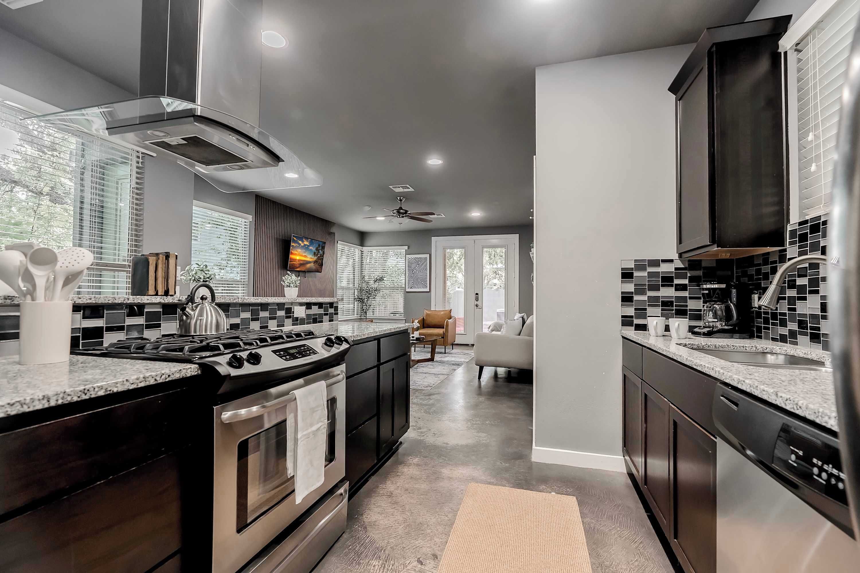 Kjøleskap, mikrobølgeovn, ovn og kokeplater