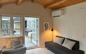Smart TV, fireplace - Cozy home in Væggerløse with WiFi (Væggerløse)